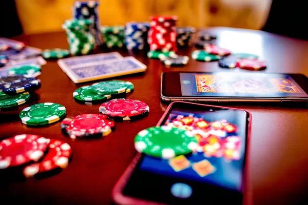 A professional dealer in a tuxedo greeting players at the roulette table, symbolizing the authentic live casino feel at BEFFURY.